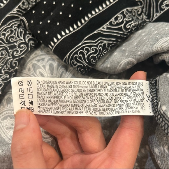 Forever 21 Men - Black & White Paisley Short Sleeve Button Down Shirt - Picture 6 of 6